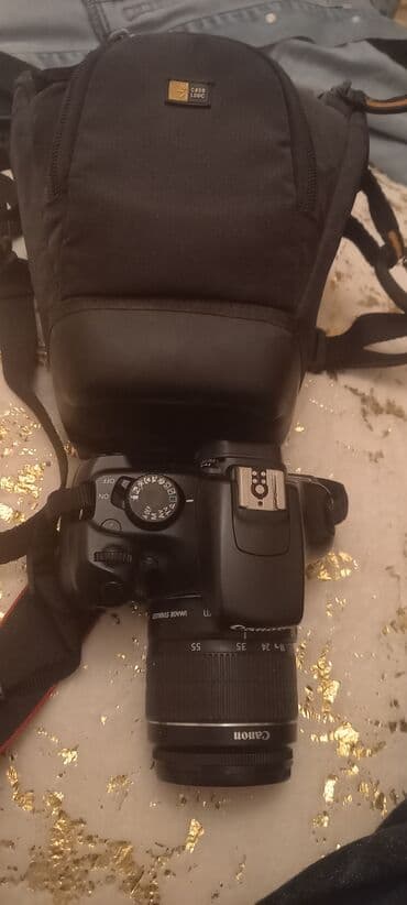 сумка на плечо: Canon EOS 1100D fotoaparatı və Case Logic çiyin çantası. Fotoaparat — 3