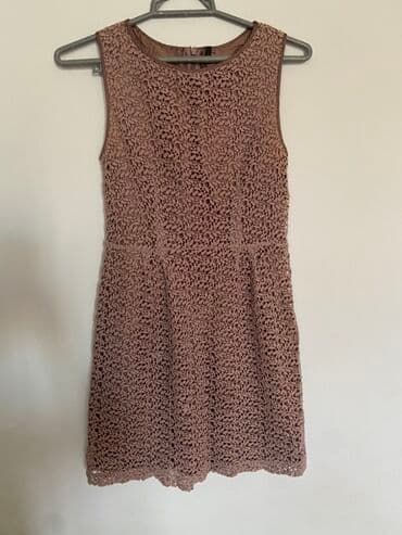 qara qisa don modelleri: Qara rəngli, enli qayışlı, diz uzunluğunda qısa don. Sinə hissəsində — 2