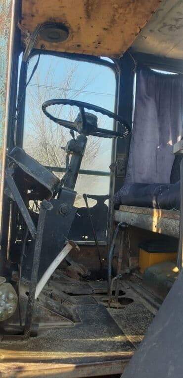 traktor altlıqlı qış çəkmələri: Трактор T28, мотор 3.5 л, Б/у — 3