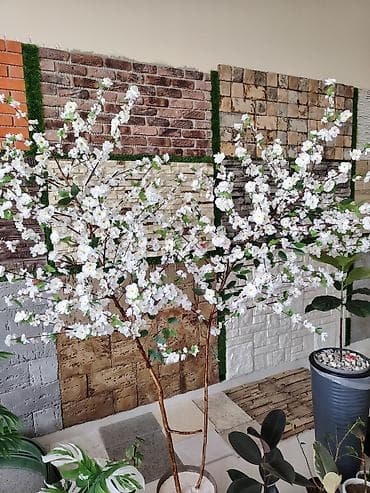 gül dekor: Ağ çiçəklərlə bəzədilmiş dekorativ süni ağac - Realistik dizayn — 2