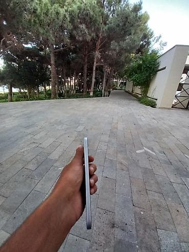 səs karti: Smartfon – 4,5–5 düymə yaxın ekranlı, ön hissədə kapasitiv “ev” — 3