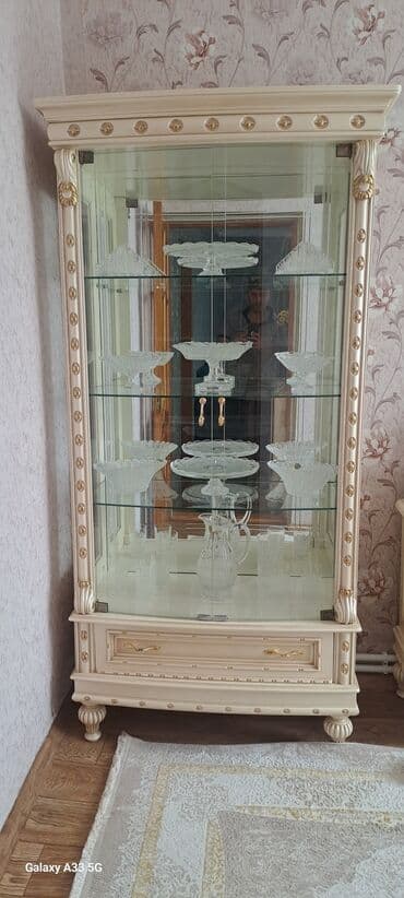 Стендовые витрины: Стеклянная витрина-шкаф — 4