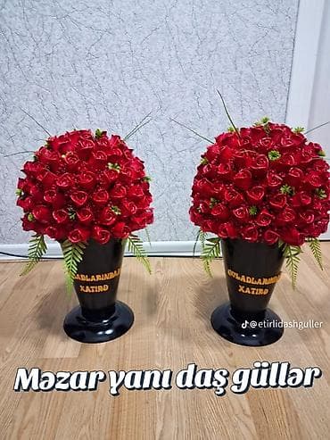 gul puketleri: Məzar yanı daş güllər – qara rəngli, parlaq dayaqlı vazalarda bərk — 1