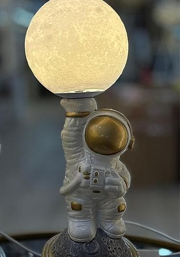 dekor lampalar: Kosmonavt temalı masa lampası – Ay formanlı işıq kürəsi - Dizayn — 8