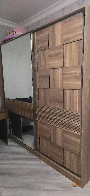Dolab 150azn satılır. Ölçü 2.3 en 2.2 hund. Şüşəsində qırıq var. Ünvan