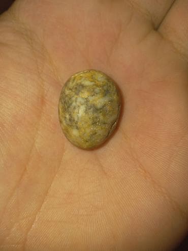 Təbii dekorativ daş – kiçik, oval formalı, hamar səthli. Rəngi qarışıq