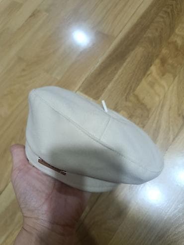 Əl işi bej rəngli kepka/beret - Dizayn: Minimalist, dairəvi formalı