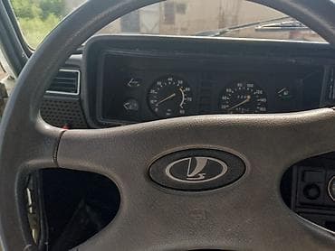 formula teker: VAZ 2107, ağ rəng, sedan kuzov. - Klassik dizaynlı 4 qapılı sedan - — 7