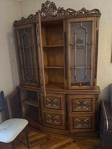 Klassik üslubda bəzədilmiş vitrinskaf - Material: bərk ağac (taxta)