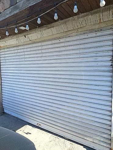 Metall jalüz qapı – geniş ölçülü, üfüqi lamelli, əl ilə yuxarı-aşağı