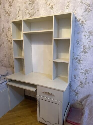 письменный стол с полками: Yüngül rəngdə hazırlanmış bu kompüter masası həm iş sahəsi, həm də — 3