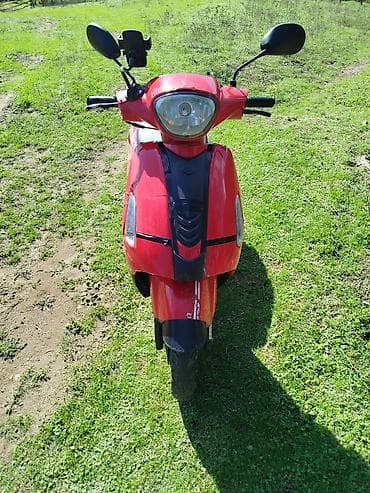 tubo az: Qırmızı rəngli şəhər skuter/moped Xüsusiyyətlər: - Kompakt və yığcam — 2