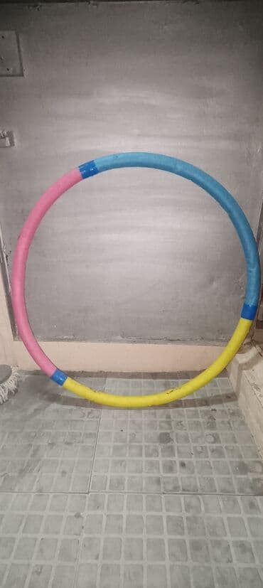 halqa ile qarin eritmek: Rəngli hulahup (fitnes halqası) Yasamalda yerlesir, Inshaatcilar m — 1