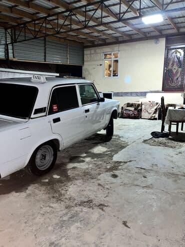 турбо аз подержанные автомобили таеота приюс аренд: Lada 2107 sedan – ağ rəngli, klassik kuzov. Üstündə dam “TAXI” işarəsi — 9