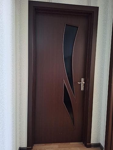 qapi demir: Daxili otaq qapısı – tünd qəhvəyi rəng, ağac teksturası ilə. - Dizayn — 3