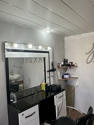 Rəflər, etajerkalar: Berber mebeli stolu ve tokla isti su gelen uvanlik satilır — 2