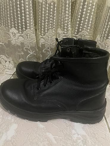 botlar: Qara dəridən əsgər batinkası təzədir qutuda 43 yazılıb amma 42 yə — 1