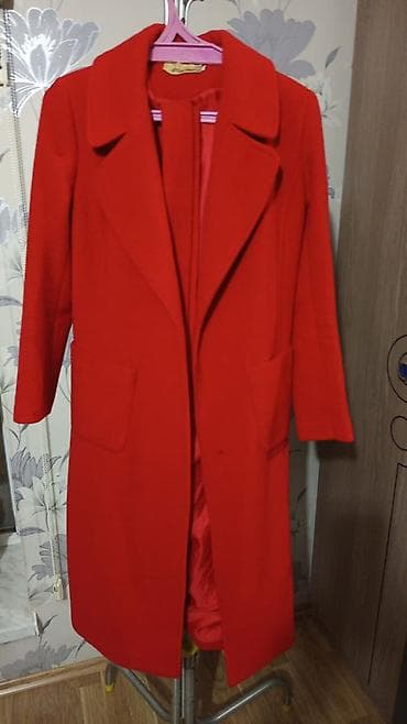 Qadınlar üçün parlaq qırmızı rəngdə palto.44-46raz. - Kəsim: Klassik