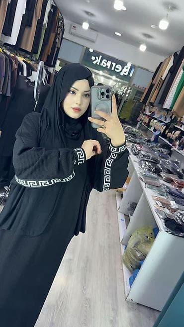 Qara rəngli abaya - Rəng: tam qara - Dizayn: Qollar boyunca ağ