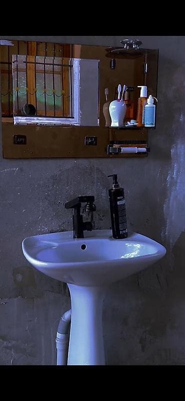 kunc divan kreditle: Hamam üçün lavabonu və güzgülü asma rəfi .guzgu 15azn.unvalnik — 1