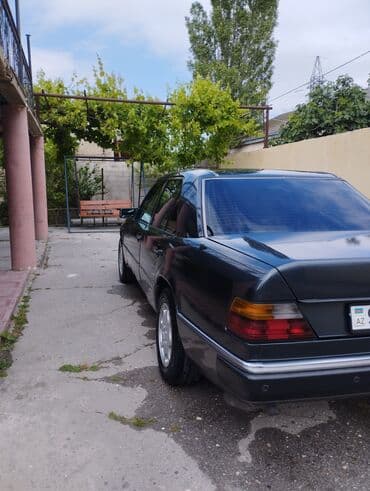 Ferrari: Mercedes-Benz E 250: 2.5 l | 1993 il Sedan — 3