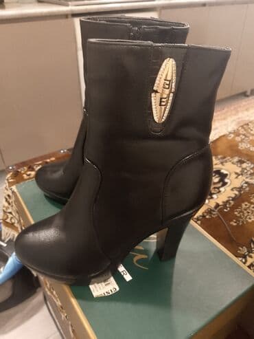 Çəkmələr: Qadın botları – qara rəng, nazik uclu dizaynlı, orta hündürlüklü — 1