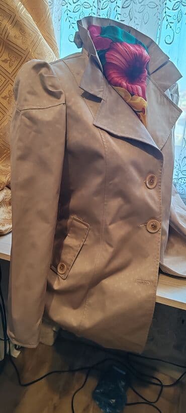 женские коричневые плащи: Bej rəngli qadın yağmurluq/palto - Klassik dizayn: geniş haşiyəli — 2