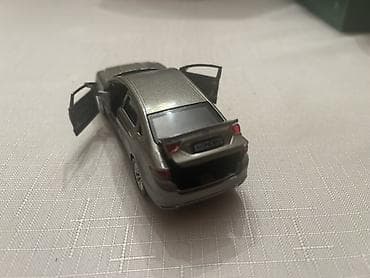 Oyuncaqlar: Metall oyuncaq avtomobil – sedan model. Xüsusiyyətlər: - Gümüşü — 4