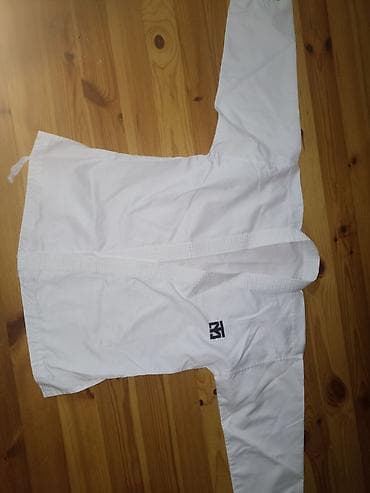 Ağ rəngli döyüş karate geyimi üst hissəsi (gi/kurtka). - Material — 1
