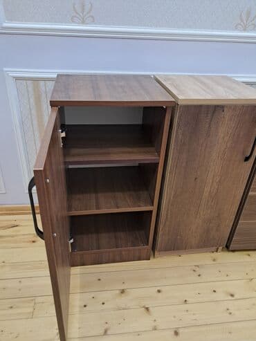 столик для кровати: Тумбы — 3