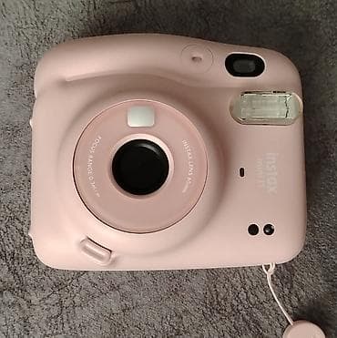 self portrait: Fujifilm Instax Mini 11 – pastel çəhrayı rəngdə instant fotoaparat — 2