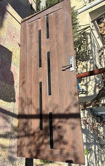qapi otaq: Taxta görünümlü 3 qapı, şaquli şüşə dekor zolaqları ilə. - Material — 1