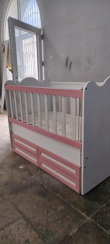 Oğlan və qız üçün, Dördbucaq, Beşik, Matras ilə, Yellənmə mexanizmsiz