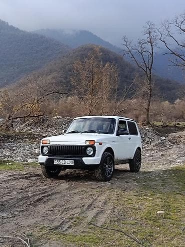 r15 təkər: VAZ LADA Niva 3 qapılı off-road SUV - Kuzov: 3 qapılı, ağ rəng - — 2
