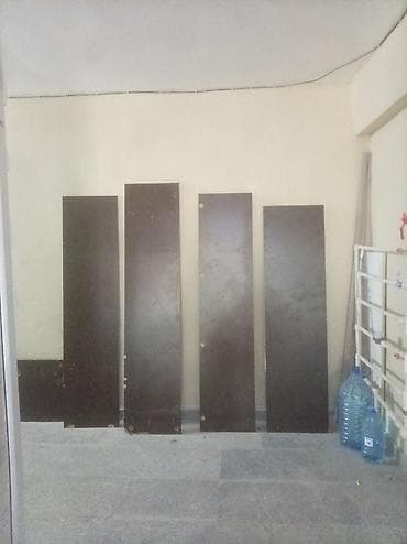 Taxta plitələr: ​TƏCİLİ SATILIR! Şkaf aşıb — laminat hissələri və taxtaları ​Evdə şkaf — 5