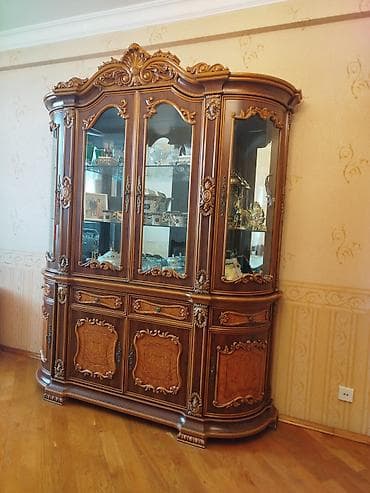 Klassik üslubda bəzəkli vitrin-bufet - Material: keyfiyyətli ağac