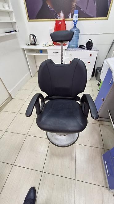 dəri kreslo: Peşəkar bərbər/kosmetologiya kreslosu - Rahat oturacaq və bel hissəsi — 1