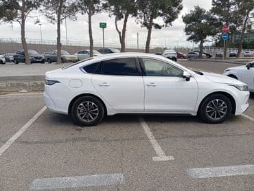 BYD sedan – ağ rəng, aerodinamik kuzov və geniş interyer. Şəhər və