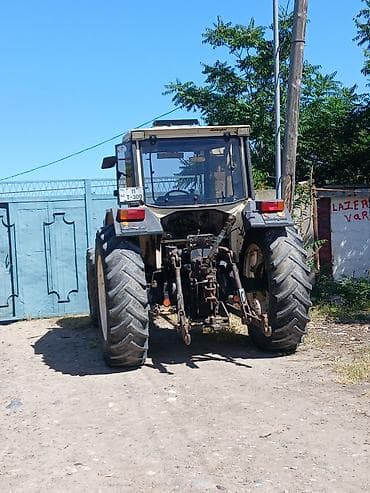 traktor qiymətləri: Ağ-qara rəng sxemli təkərli kənd təsərrüfatı traktoru. Kabinəli, geniş — 3