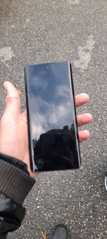 Qara rəngdə smartfon - Tam ekranlı, nazik çərçivəli dizayn - Ön