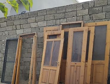 Taxta qapılar və qapı çərçivələri satılır. Şəkillərdə bir neçə ədəd