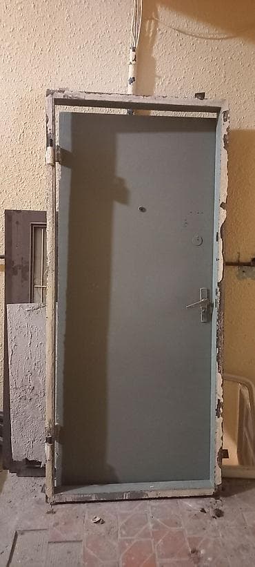 tek kıravat: Metal giriş qapısı 2 ədəd zamok ustundə isləyir qalin materialdir - — 3