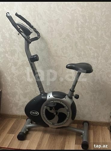 Daxili istifadə üçün nəzərdə tutulmuş bu stasionar velosiped məşqçisi