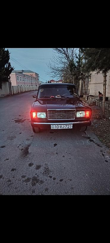 vaz 7: VAZ 2107 sedan - Kuzov: 4 qapılı sedan, tünd albalı rəng - Mühərrik — 6