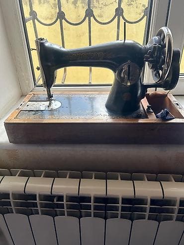 Книги и журналы: Məhsul: Mexaniki tikiş maşını, taxta baza və örtüklə Təsvir: - — 1