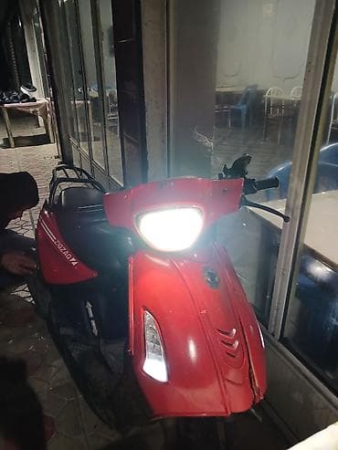 Qırmızı rəngdə şəhər skuteri - Rəng: qırmızı - Korpus dizaynı