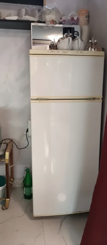 kohne metbex mebelleri: TƏCILI SATILIR !! kafe üçün 4 stol, 16 oturacaq stul, soyuducu, vitrin — 1