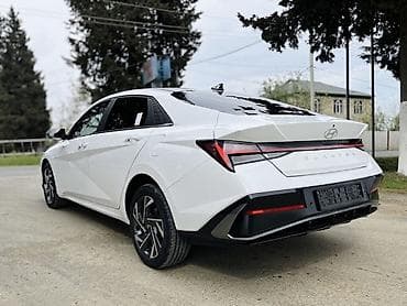 kredit masin ucuz: Hyundai Elantra – ağ rəngli, müasir dizaynlı sedan - Xarici görünüş — 4