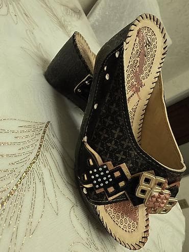 Qadın ayaqqabıları dəsti - Model 1: Bej rəngli, parlaq laklı