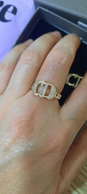 Çantalar: Yenidi.30 manatlıq dəstdi.Çox gözəl parıltısı və görünüşü — 2